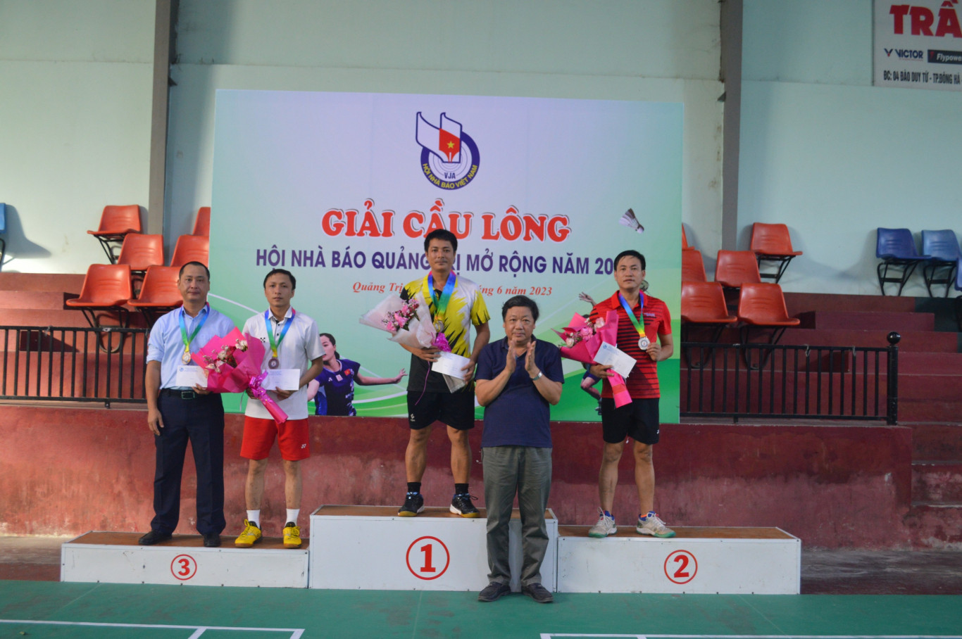 Sau một ng&agrave;y thi đấu, Ban tổ chức đ&atilde; trao 4 bộ huy chương v&agrave;ng, bạc, đồng cho c&aacute;c vận động vi&ecirc;n xuất sắc.